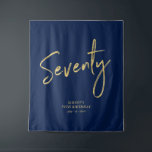 Tenture Gold & Navy Blue 70th Birthday Party Contexte<br><div class="desc">Cette tapisserie moderne est parfaite pour une soirée 70ème anniversaire marine chic bleu et or. Vos invités apprécieront de prendre une photo avec cette toile de fond sophistiquée de fête et de se souvenir de votre journée spéciale. Le design comporte un script de brosse doré " Soixante-dix " avec du...</div>