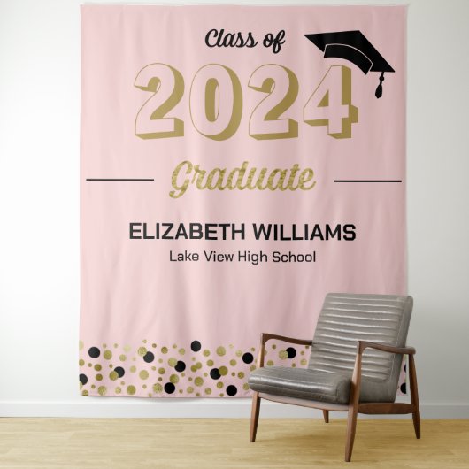 Tenture Gold Script Confetti Grad Party Pink fond (En situation)