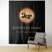 Tenture Gold Small Business Company Logo Black Backdrop (En situation)