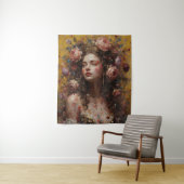 Tenture Golden Bloom Muse – Vertical Wall Tapestry (En situation)