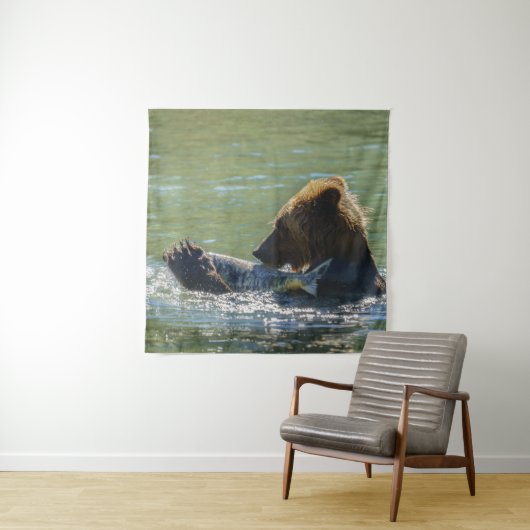 Tenture Grizzly Bear A Pris Un Saumon (En situation)