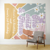 Tenture Groovy One Wild Three Retro Sunshine Rainbow Daisy (En situation (horizontale))