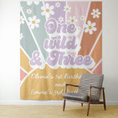 Tenture Groovy One Wild Three Retro Sunshine Rainbow Daisy (En situation)