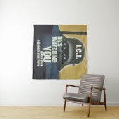 Tenture He's Watching You 2026 (En situation (horizontale))