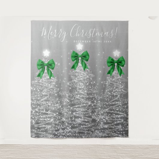 Tenture Holiday Backdrop Silver Christmas Trees Green Bows (Devant)