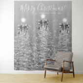 Tenture Holiday Backdrop Silver Christmas Trees w/ Bows (En situation)