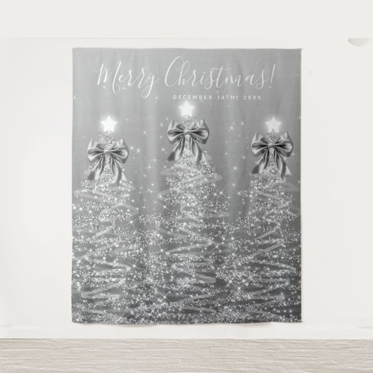Tenture Holiday Backdrop Silver Christmas Trees w/ Bows (Devant)