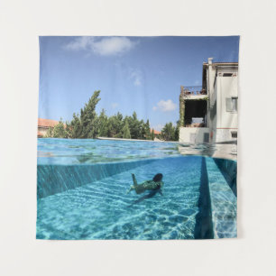 Tenture Homme en piscine le matin