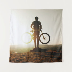 Tenture Homme portant un vélo