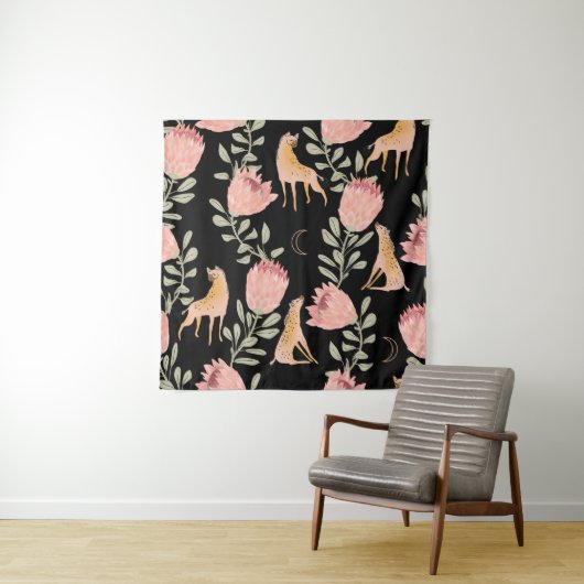 Tenture Hyena & Protea : Arrière - plan noir sans couture (En situation)