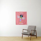Tenture Illustration d'une libellule bleu et rose (En situation)