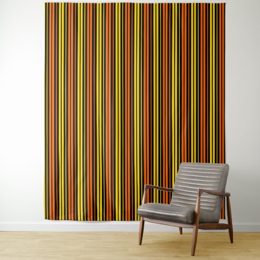 Tenture Jaune et orange rayures verticales noires (En situation)