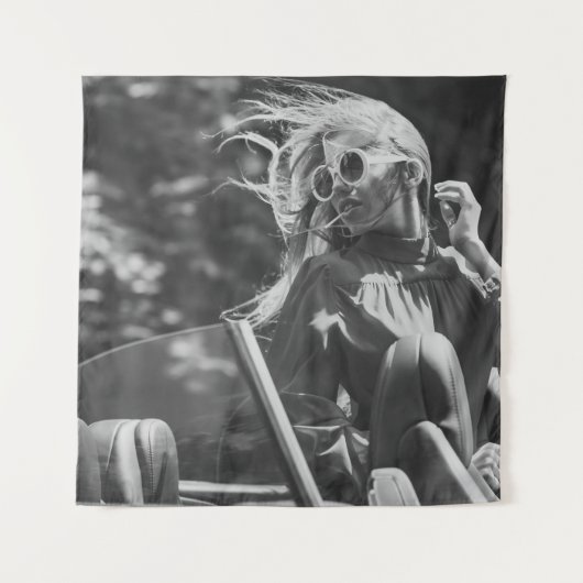 Tenture Jolie femme en voiture convertible (Devant)