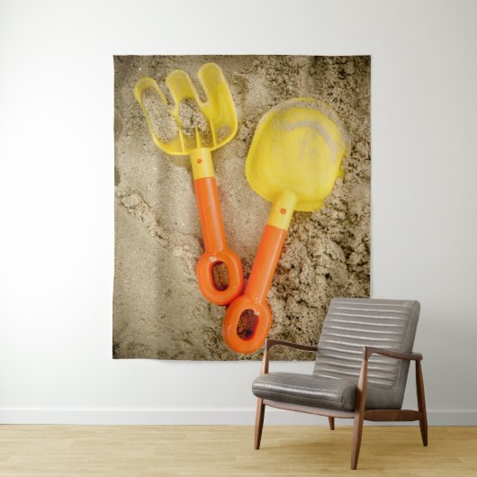 Tenture Jouets de sable jaune et orange (En situation)