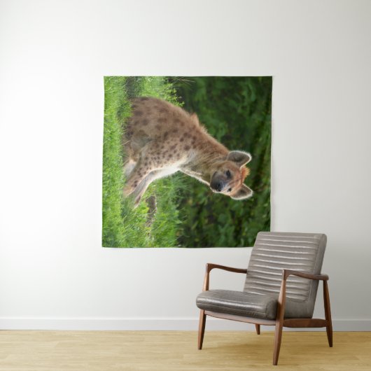 Tenture Joyeuse Hyena Au milieu de la verdure (En situation (horizontale))