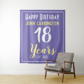 Tenture Joyeux Anniversaire avec Nom & Âge 18 Ans Tapisser (En situation)