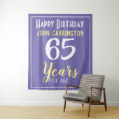 Tenture Joyeux anniversaire avec nom et âge 65 ans Tapisse (En situation)