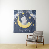 Tenture Joyeux Anniversaire Bébé Éléphant sur la Lune (En situation)