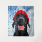 Tenture Joyeux Labrador dans une Beanie rouge sous un ciel (Devant)