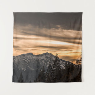 TENTURE LA MONTAGNE DE NEIGE COUVERTE PENDANT LE COUCHER D