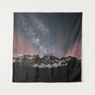 TENTURE LA NEIGE COUVERTE LA MONTAGNE SOUS LA NUIT STARRY