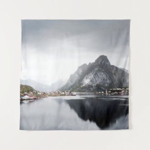 TENTURE LAC ENTOURÉ DE MAISONS ET DE MONTAGNES
