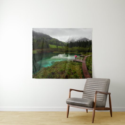 Tenture Lac vert parapluie rouge (En situation (horizontale))