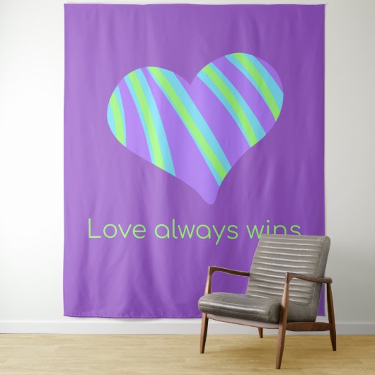 Tenture "L'amour gagne toujours" Coeur rayé (En situation)