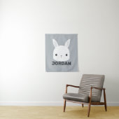 Tenture Lapin Mignon avec Nom Personnalisé (En situation)
