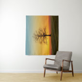 Tenture L'arbre majestueux au paysage du coucher du soleil (En situation)