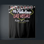 Tenture Las Vegas Mariage Photo Booth Reception fond<br><div class="desc">Affiche de bienvenue Las Vegas au néon avec une série de lumières accrochée au-dessus. La couleur Arrière - plan ( actuellement en noir ) peut être modifiée selon vos besoins,  ainsi que la sélection de police,  la couleur et la taille du texte,  ainsi que le placement du texte.</div>