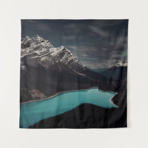 TENTURE LES ALPES DE MONTAGNE ENTOURANT LE CORPS D'EAU