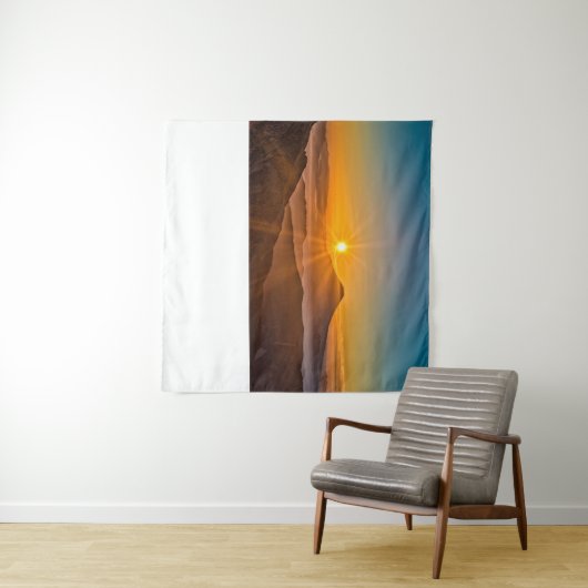 Tenture Lever de soleil entre les collines (En situation (horizontale))