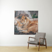 TENTURE LION ET LIONESS MENANT SUR LA SURFACE BROWN (En situation)
