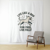 Tenture Live Like a Dog Run Free, Live Fully (2) (En situation)