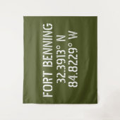 Tenture Longitude de la latitude de Fort Benning (Devant)