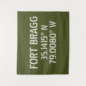 Tenture Longitude de la latitude de Fort Bragg (Devant)