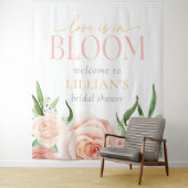 Tenture Love Is In Bloom Soft Pink Floral Photo Backdrop  (En situation)