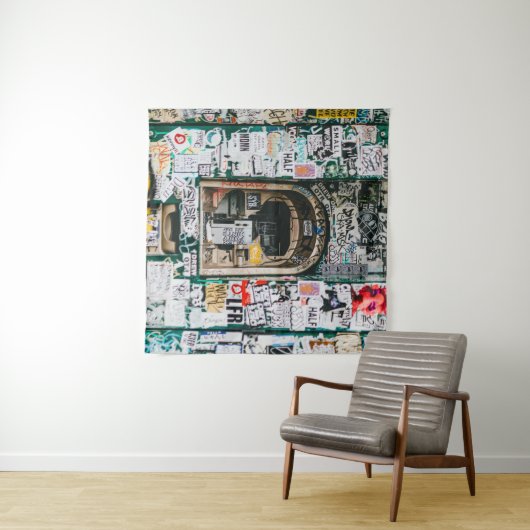 TENTURE MACHINE ATM AVEC GRAFFITI (En situation (horizontale))