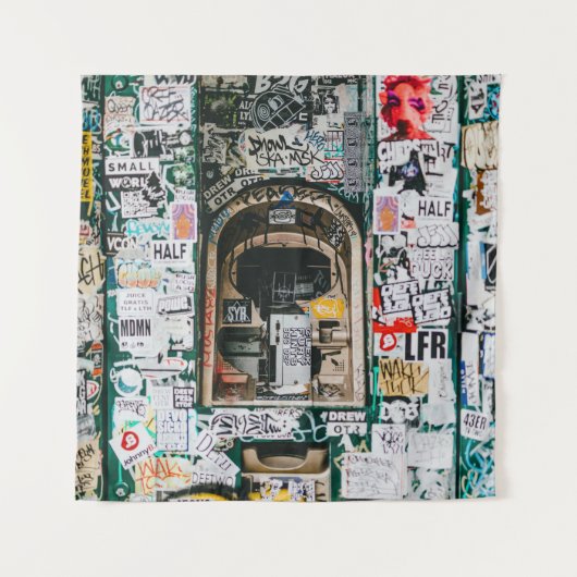 TENTURE MACHINE ATM AVEC GRAFFITI (Devant)