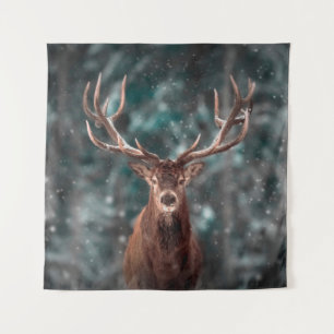 Tenture mâle noble de cerf dans la forêt de neige hivernal