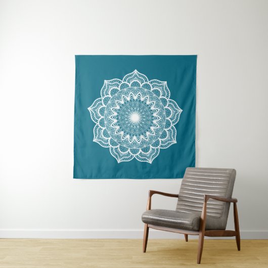 Tenture Mandala blanc sur fond bleu (En situation)