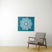 Tenture Mandala blanc sur fond bleu (En situation (horizontale))