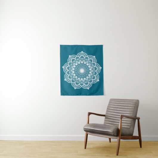 Tenture Mandala blanc sur fond bleu petit (En situation)