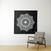 Tenture Mandala blanc sur fond noir (En situation (horizontale))