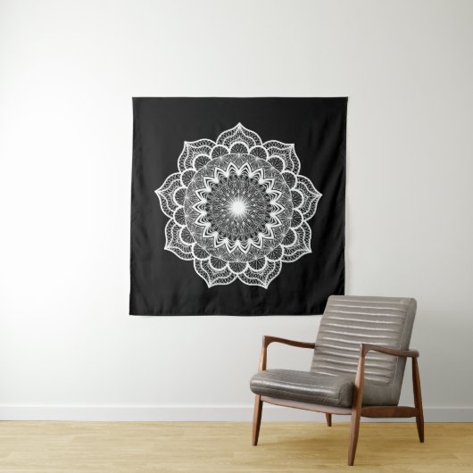 Tenture Mandala blanc sur fond noir (En situation)