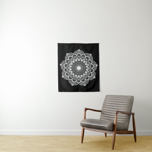 Tenture Mandala blanc sur fond noir (En situation)