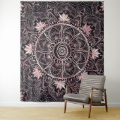 Tenture Mandala de l'oeil rose noir (En situation)