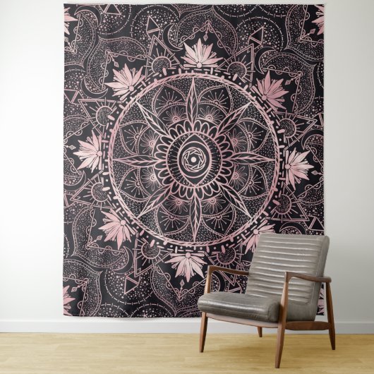 Tenture Mandala de l'oeil rose noir (En situation)