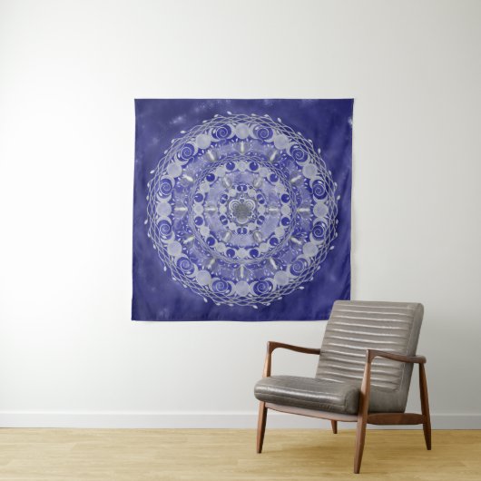Tenture Mandala, déesse triple lune en argent céleste (En situation)